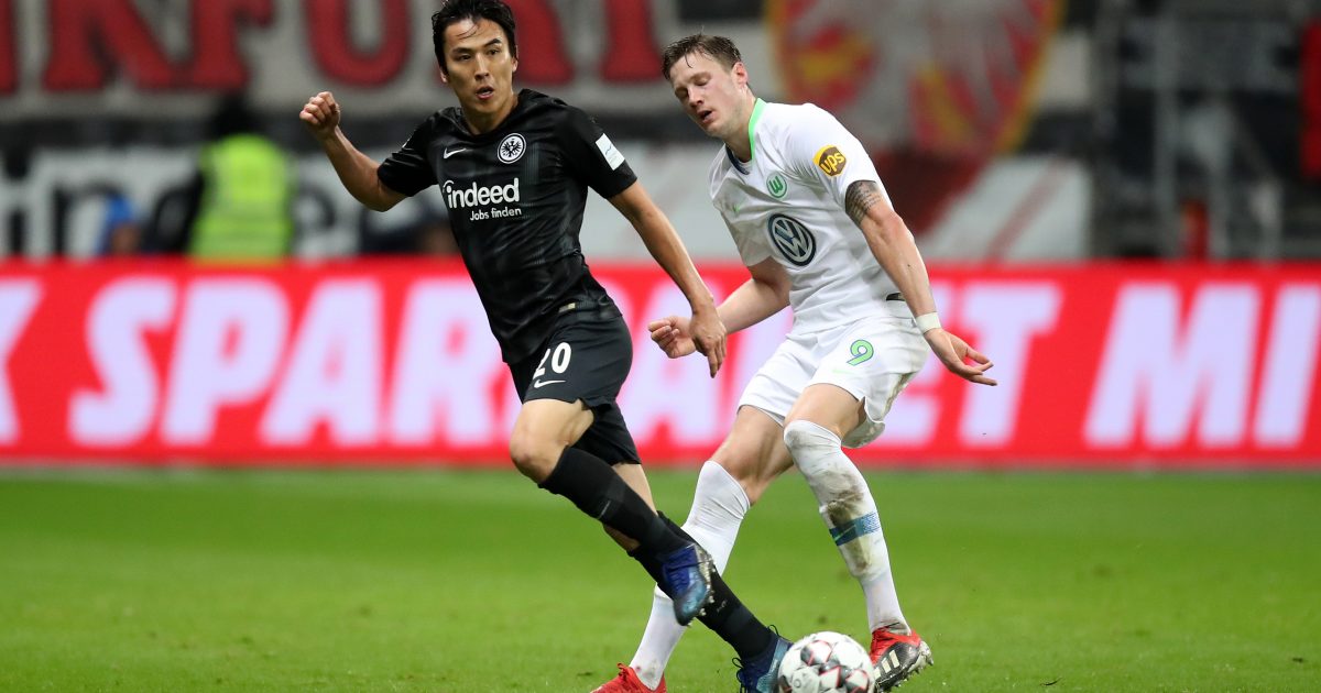 Wurden im Sommer keine Teamkollegen: Wout Weghorst im Duell mit Makoto Hasebe. (Bild: Foto Rhode)