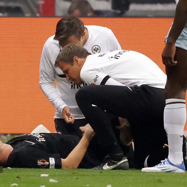  Der Moment, in welchem sich Martin Hinteregger von der Profi-Bühne verabschiedete. Beim Spiel gegen West Ham in der Europa League (Bild: Foto Rhode)