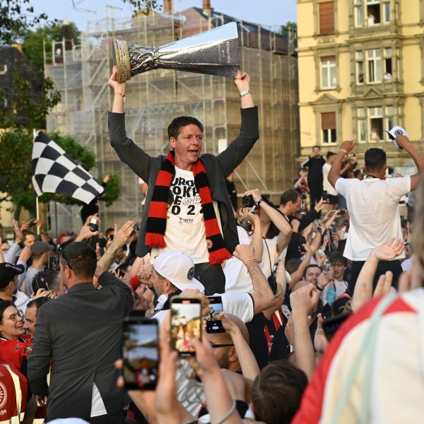  Oliver Glasner lässt sich mit dem UEFA-Cup in den Händen von den Fans feiern. (Bild: IMAGO / brennweiteffm)