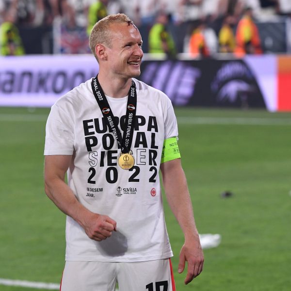  Sebastian Rode mit Wunde am Kopf und Medaille um den Hals. (Foto: IMAGO / Revierfoto)