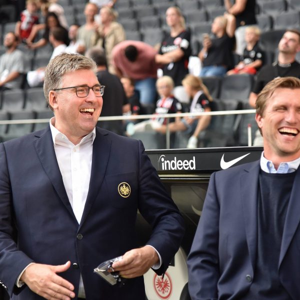  Axel Hellmann und Markus Krösche sind sowohl beim Abschiedsspiel von Alex Meier, als auch auf Pressekonferenzen ein Team (Bild: IMAGO / Hartenfelser)