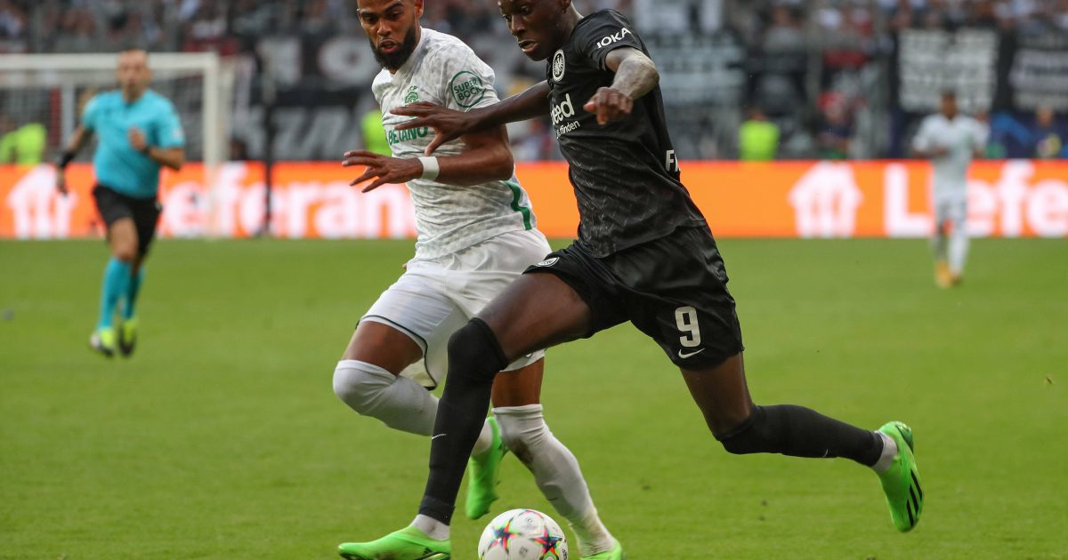  Jeremiah St. Juste im Duell mit Randal Kolo Muani. (Foto: imago/osnapix)