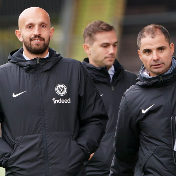  Damir Agovic (li.) wurde als U19-Cheftrainer freigestellt. Interimsmäßig übernimmt sein bisheriger Co-Trainer, Ervin Skela (re.). Bild: IMAGO / Martin Hoffmann)