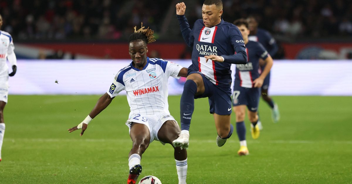  Ismael Doukoure im Zweikampf mit Kylian Mbappe. (Bild: IMAGO / HMB-Media)
