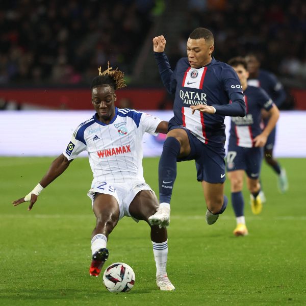  Ismael Doukoure im Zweikampf mit Kylian Mbappe. (Bild: IMAGO / HMB-Media)