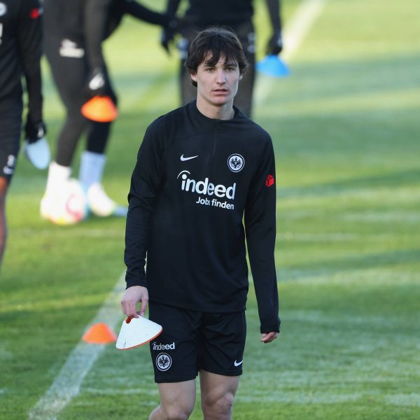  Nach den ersten Tagen als Adlerträger fühlt sich Paxten Aaronson bereits wohl. (Bild: IMAGO / HMB-Media)