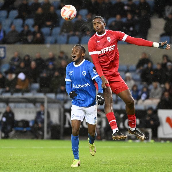  Heuert Willian Pacho (rechts) bald in Frankfurt an? (Bild: IMAGO / MB Media Solutions)