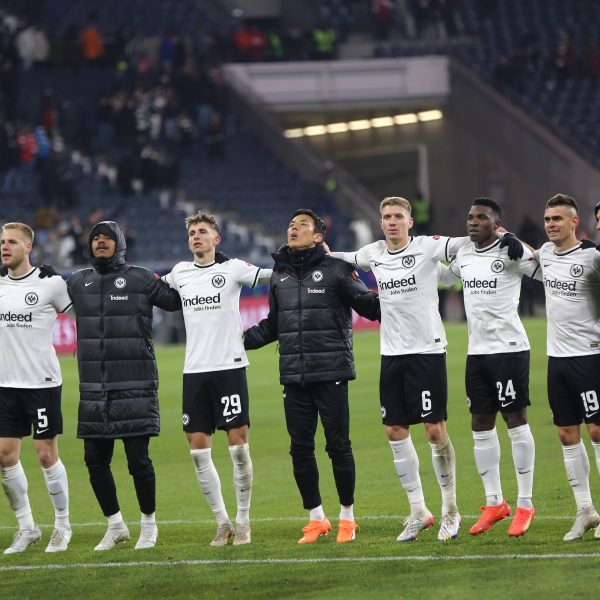  Erster Sieg im ersten Pflichtspiel: Die SGE startet traumhaft ins neue Jahr. (IMAGO / Hartenfelser)