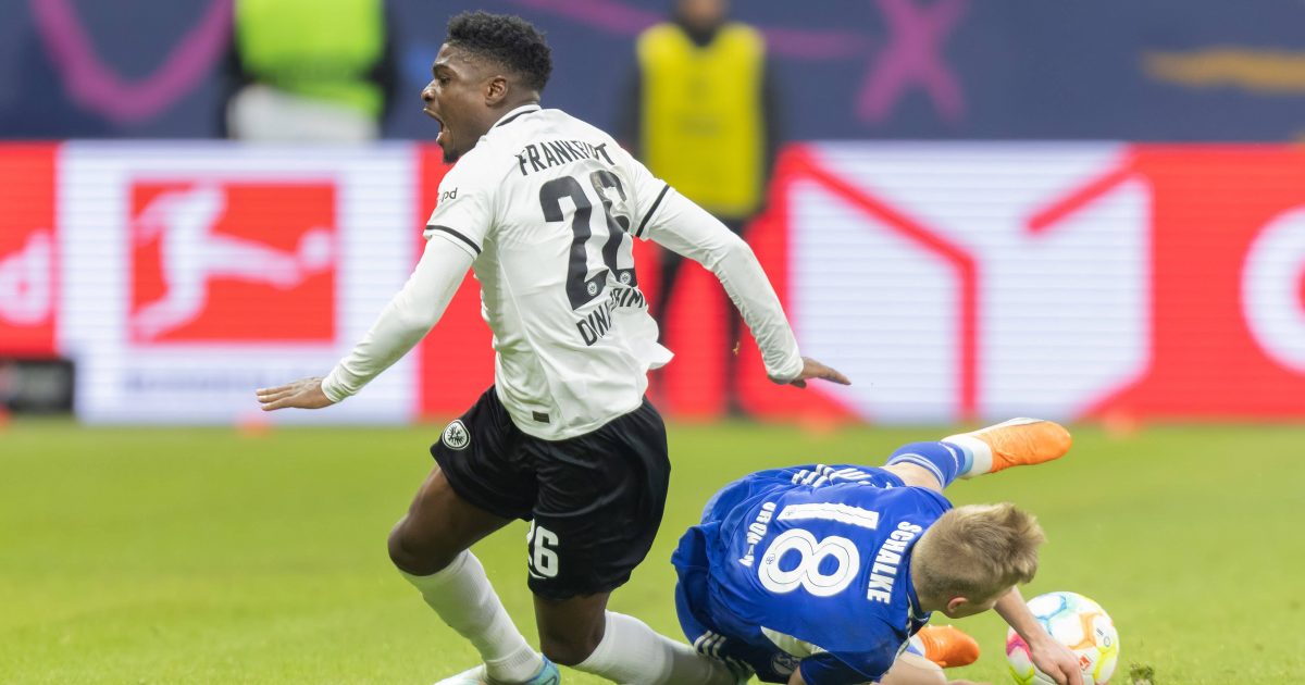  Die schmerzvolle Szene, in der sich Junior Dina Ebimbe (links) verletzte. (Bild: IMAGO / Kessler-Sportfotografie)