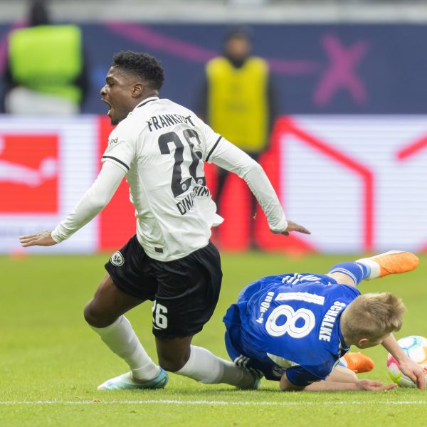  Die schmerzvolle Szene, in der sich Junior Dina Ebimbe (links) verletzte. (Bild: IMAGO / Kessler-Sportfotografie)