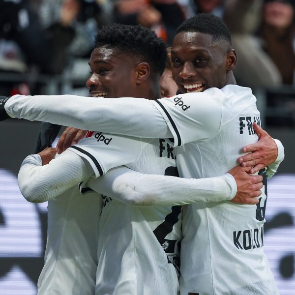  Die Eintracht gewinnt trotz schwacher Leistung mit 3:0 zum Auftakt ins neue Jahr. Nun befinden sich die Hessen auf dem zweiten Tabellenplatz und sind Bayern-Jäger Nummer Eins. (Bild: imago images / HMB-Media)