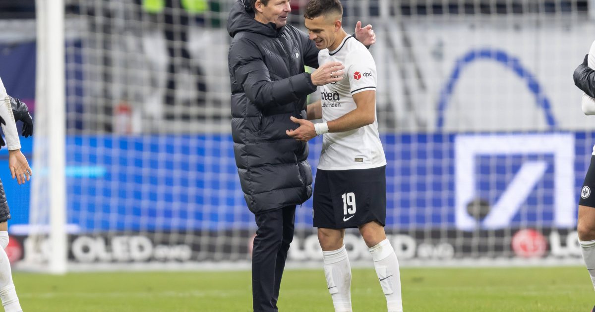  Eintracht-Trainer Oliver Glasner beglückwünscht Rafael Borré nach dem Sieg gegen Schalke 04 zu seiner Leistung. (Bild: Imago / Kessler-Sportfotografie)