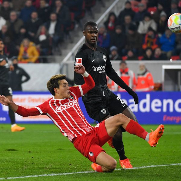  Die SGE (hier: Evan N‘Dicka) nimmt einen Punkt aus Freiburg mit nach Frankfurt. (Foto: IMAGO / Beautiful Sports)