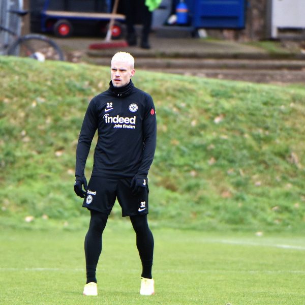  Neuzugang Philipp Max bei seiner ersten Trainingseinheit als Adlerträger. (Bild: IMAGO / Hartenfelser)