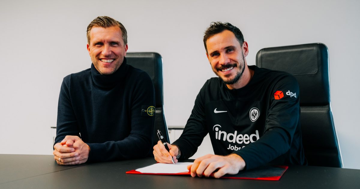  Jens Grahl (re.) bleibt bis 2026 Adlerträger. (Foto: Eintracht Frankfurt)