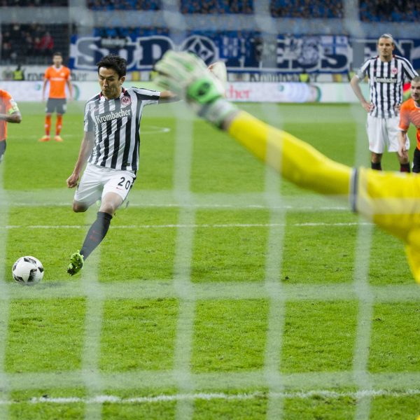  Makoto Hasebe erzielte seine eizigen zwei Treffer für die SGE beide gegen Darmstadt. Folgt im Pokal das dritte? (IMAGO / Sven Simon)