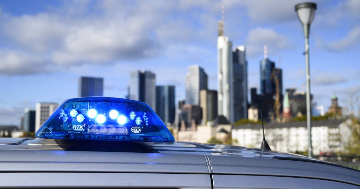  Bereits vor Anpfiff hatte die Polizei alle Hände voll zu tun. (Bild: IMAGO / brennweiteffm)