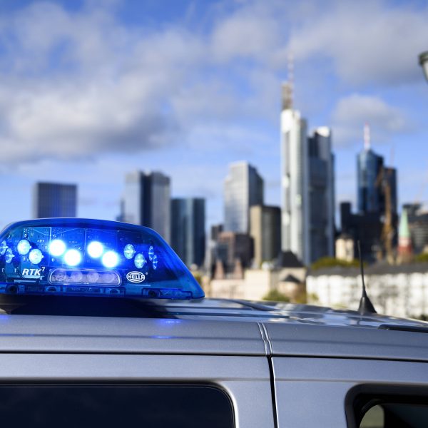  Bereits vor Anpfiff hatte die Polizei alle Hände voll zu tun. (Bild: IMAGO / brennweiteffm)