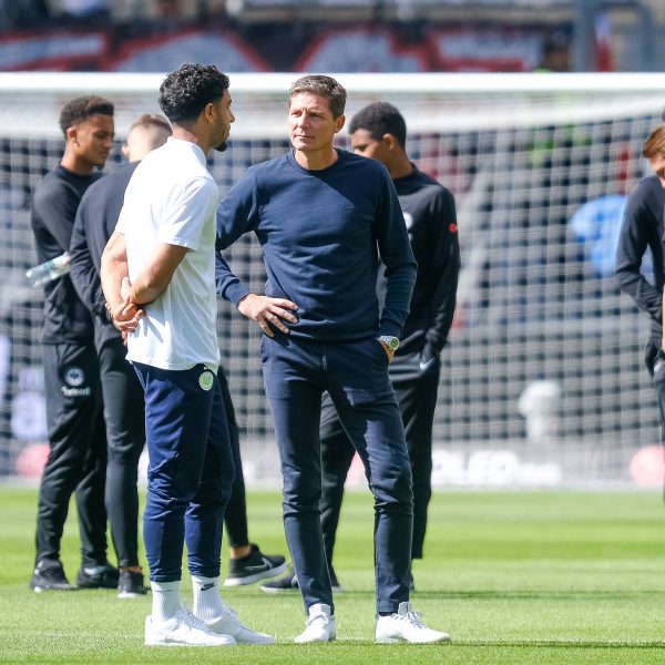  Man kennt und schätzt sich: Oliver Glasner im Gespräch mit Omar Marmoush. (Foto: imago/Eibner)