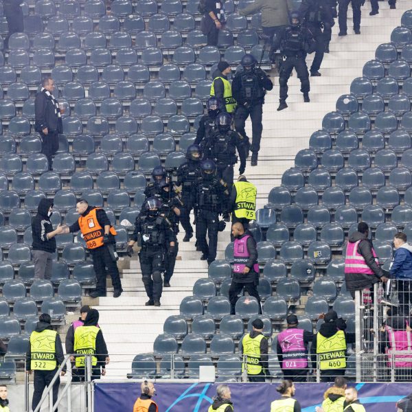  Archivfoto: Die Polizei möchte versuchen, eine Konfrontation zwischen beiden Fanlagern zu verhindern. (Bild: IMAGO / Kessler-Sportfotografie)