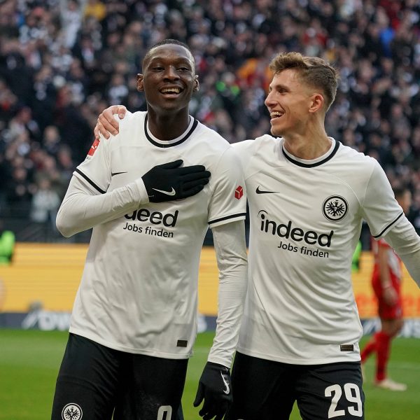  Randal Kolo Muani (links) und Jesper Lindström freuen sich über die 2:0-Führung gegen Berlin. (Bild: IMAGO / Nordphoto)