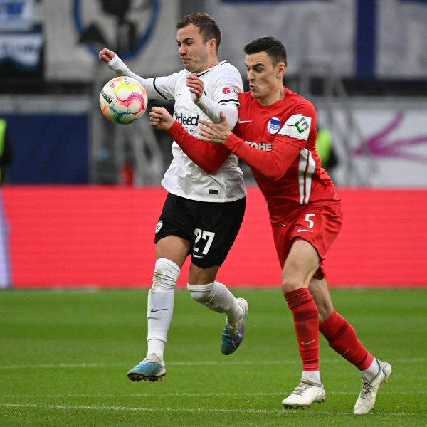  Mario Götze (links) fährt mit der SGE den nächsten Heimsieg ein. (Bild: IMAGO / Jan Huebner)