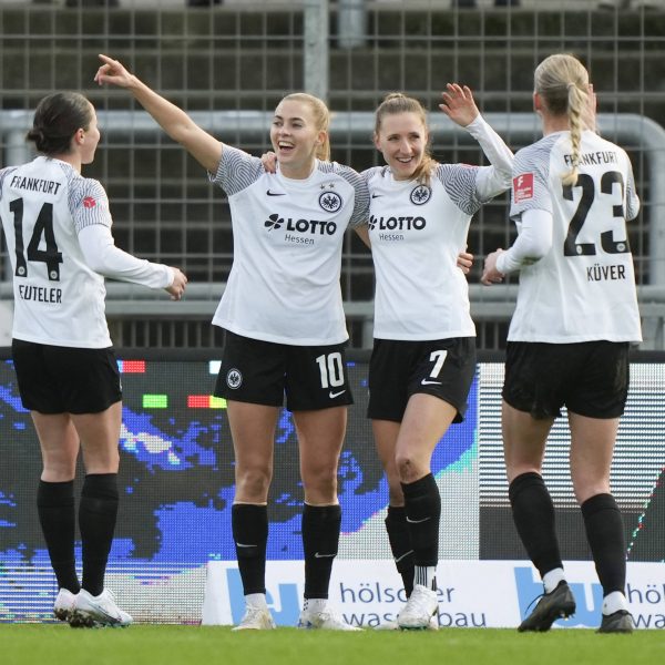 Matchwinnerin Lara Prasnikar (2. v. re.) lässt sich feiern. (Bild: IMAGO / Werner Scholz)