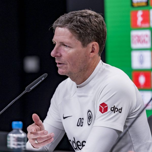  Oliver Glasner auf einer Pressekonferenz (Foto: IMAGO / Beautiful Sports)