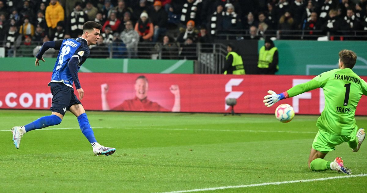  Eiskalt: Mathias Honsak lässt Kevin Trapp zweimal keine Chance. (Foto: imago/Jan Huebner)