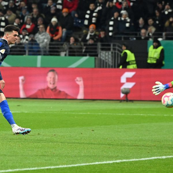  Eiskalt: Mathias Honsak lässt Kevin Trapp zweimal keine Chance. (Foto: imago/Jan Huebner)