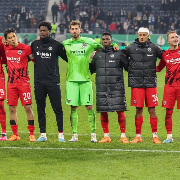  Mannschaft und Fans der Eintracht feierten nach dem 4:2 Sieg gegen Darmstadt 98 gemeinsam den Einzug ins DFB-Pokal-Viertelfinale. (Bild: imago images / osnapix)