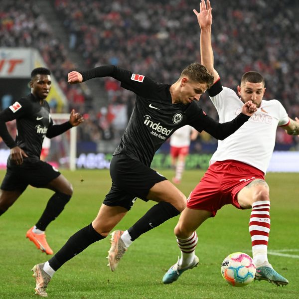  Die Eintraacht (hier: Jesper Lindström) ist bisher überlegen, muss sich aber noch belohnen.