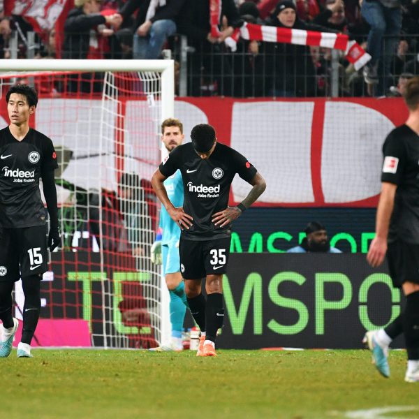  Hängende Köpfe nach einer schwachen Leistung. (Foto: IMAGO / Uwe Kraft)