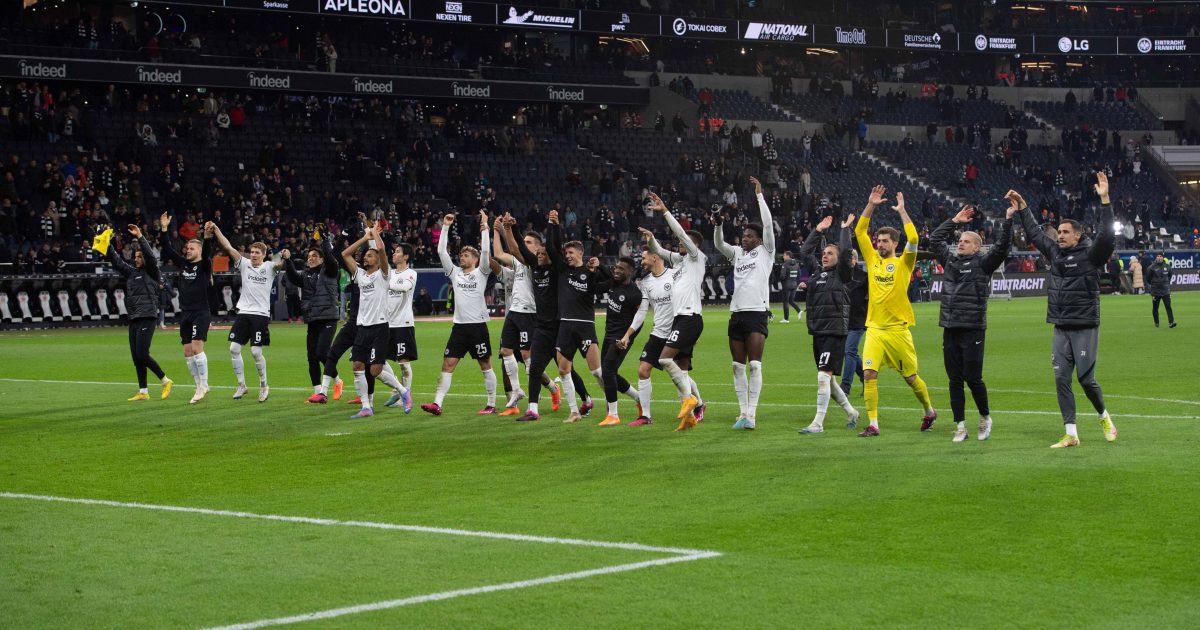  Die #Eintracht feiert den 2:0-Erfolg über Bremen ausgiebig mit ihren Fans und stimmt sich auf das große Spiel am Dienstag ein. (Bild: imago images / Sven Simon)