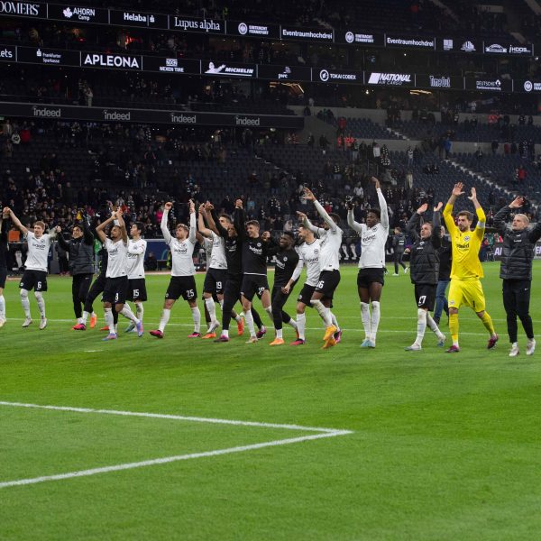  Die #Eintracht feiert den 2:0-Erfolg über Bremen ausgiebig mit ihren Fans und stimmt sich auf das große Spiel am Dienstag ein. (Bild: imago images / Sven Simon)