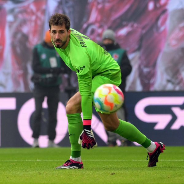  Note 2,5 für den Frankfurter Schlussmann. Das reicht, um gegen Leipzig als bester Adlerträger bezeichnet zu werden. (Bild: IMAGO images / Eibner)