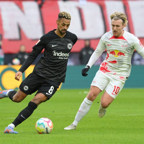  Djibril Sow hadert mit der Leistung in der ersten Halbzeit. (Foto: imago/Eibner)