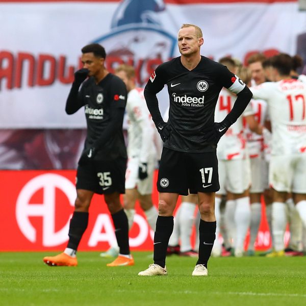  Sebastian Rode und Tuta sind konsterniert, während die Leipziger ihr Tor bejubeln. (Foto: imago/Jan Huebner)