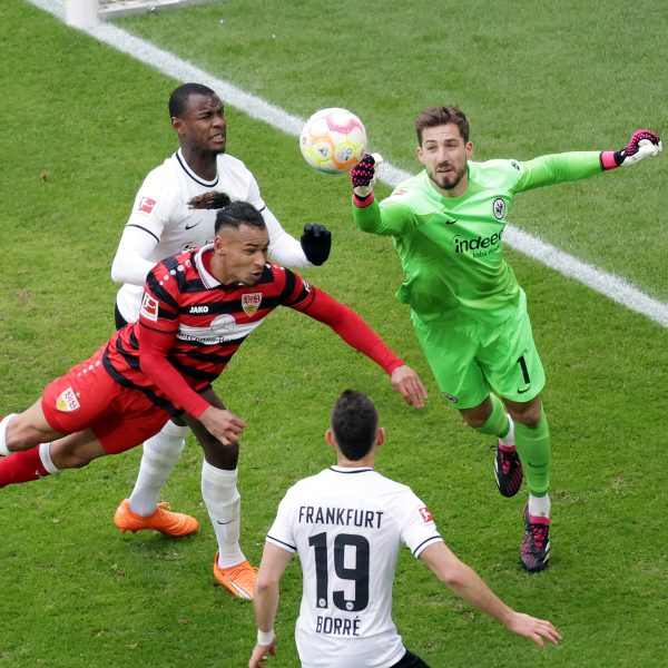  Kevin Trapp ist mit der Faust zur Stelle. (Foto: Heiko Rhode)