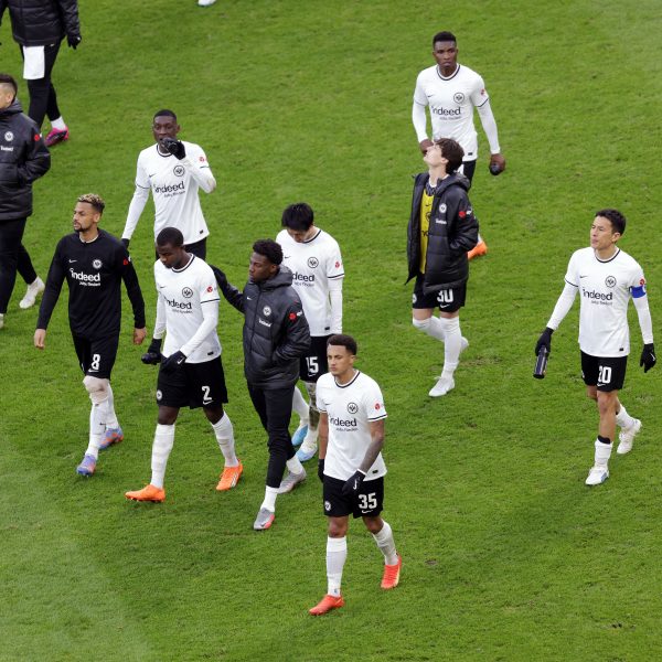  Nach dem Spiel gegen den VfB Stuttgart blickte man erneut in enttäuschte Frankfurter Gesichter. Die Mannschaft findet weiterhin nicht zurück zu alter Stärke. (Bild: Heiko Rhode)