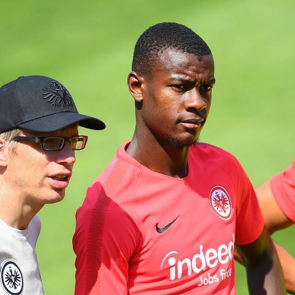  Stéphane Gödde übersetzt für Evan N'Dicka. (Foto: IMAGO / Jan Huebner)