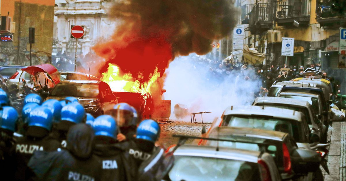  Ausschreitungen in der Innenstadt von Neapel. (Foto: imago/ZumaWire)