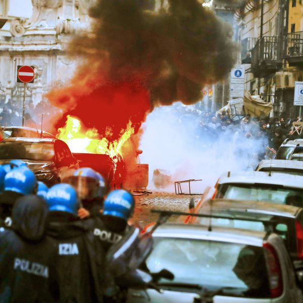  Ausschreitungen in der Innenstadt von Neapel. (Foto: imago/ZumaWire)