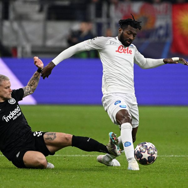  Philipp Max im Zweikampf mit Neapels Frank Anguissa. (Bild: IMAGO / Jan Huebner)