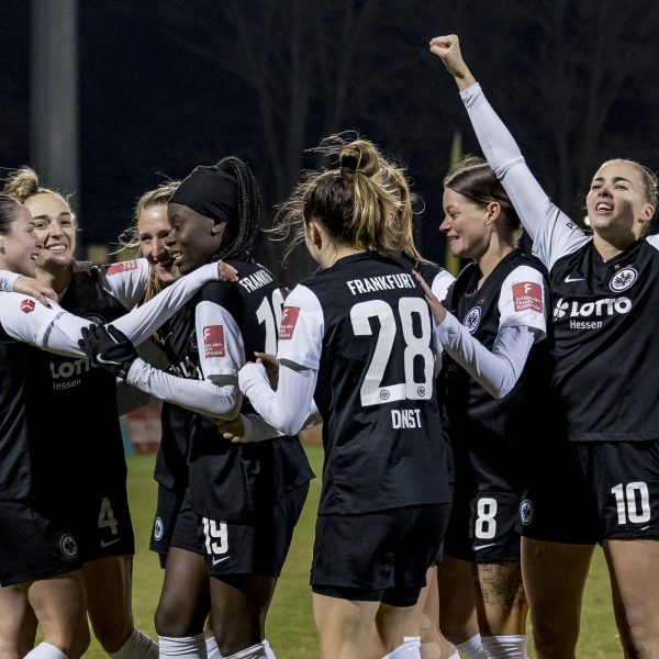  Die SGE jubelt über weitere drei Punkte. (Bild: IMAGO / Beautiful Sports)