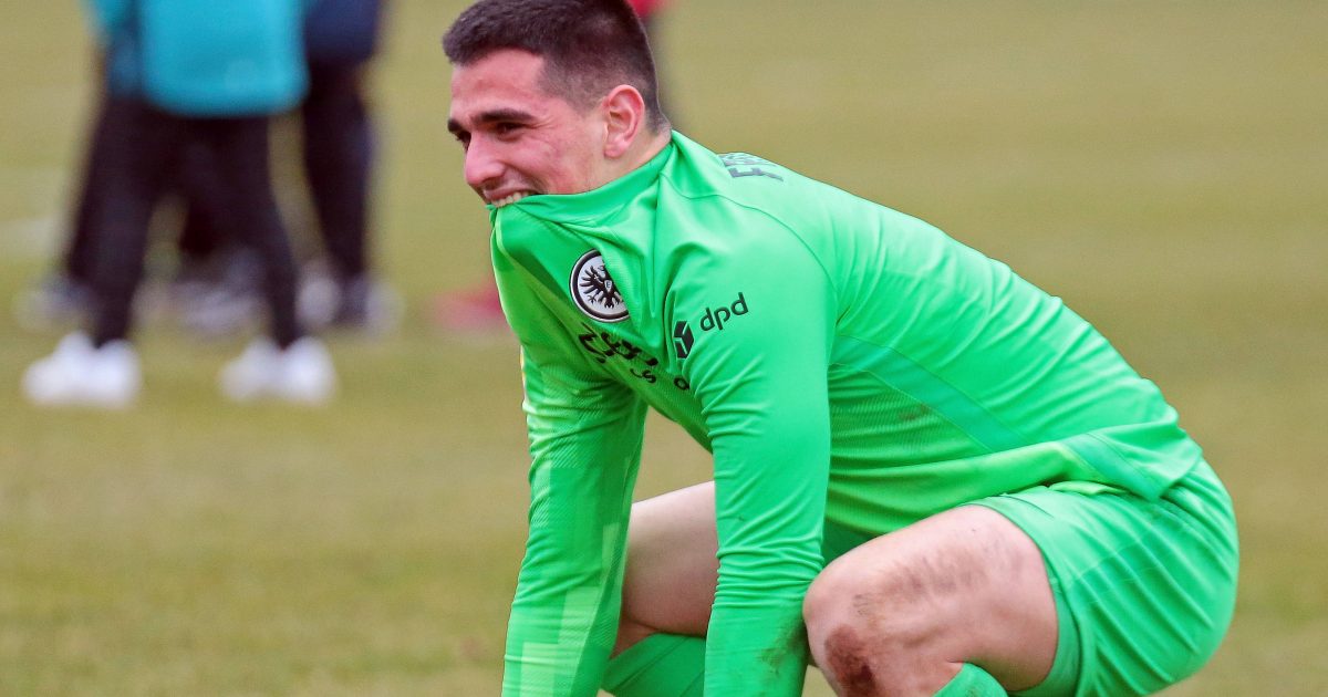  Torwart Simon Simoni haderte mit dem 1:1-Ausgleich für Gießen. (Bild: IMAGO / Oliver Vogler)