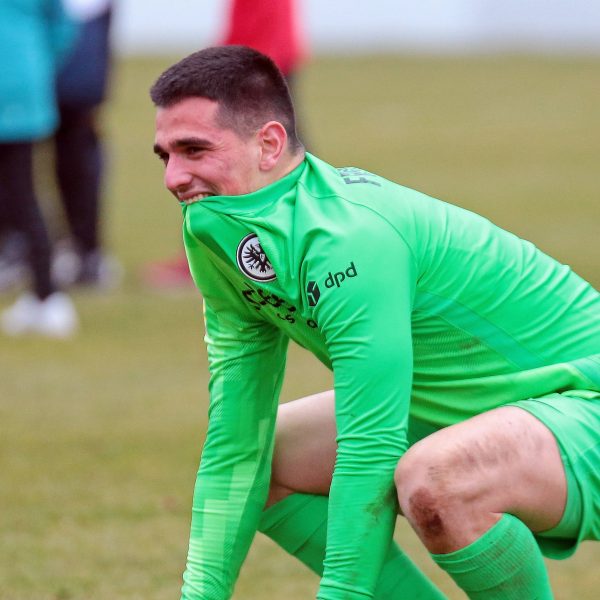  Torwart Simon Simoni haderte mit dem 1:1-Ausgleich für Gießen. (Bild: IMAGO / Oliver Vogler)