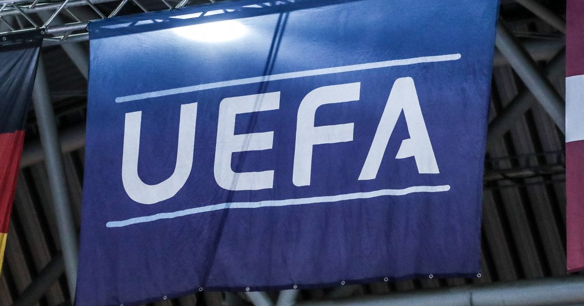 Die UEFA wartet noch ab. (Bild: IMAGO / Nico Herbertz)