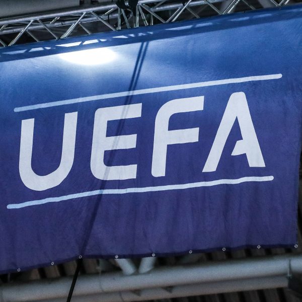  Die UEFA wartet noch ab. (Bild: IMAGO / Nico Herbertz)