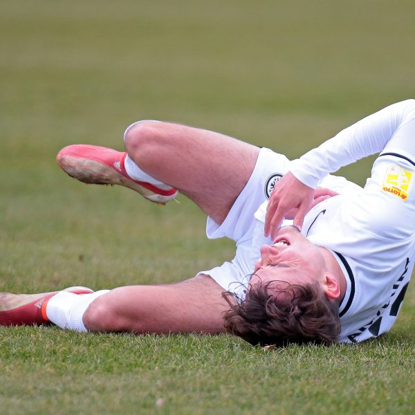  Jan Schroeder und die U21 der SGE verloren das Topspiel gegen Friedberg. (Foto: IMAGO / Oliver Vogler)